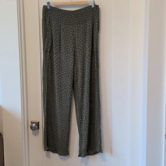 Three dots wide-leg pull on crepe pants. Olive green with white flowers. Comfy w - Picture 2 of 12